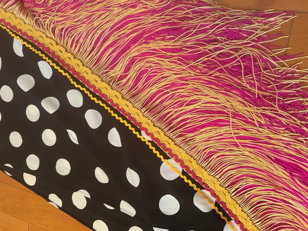 新作：フラメンコシージョ衣装 黒白ドット　ゴールドとピンクのフリンジ