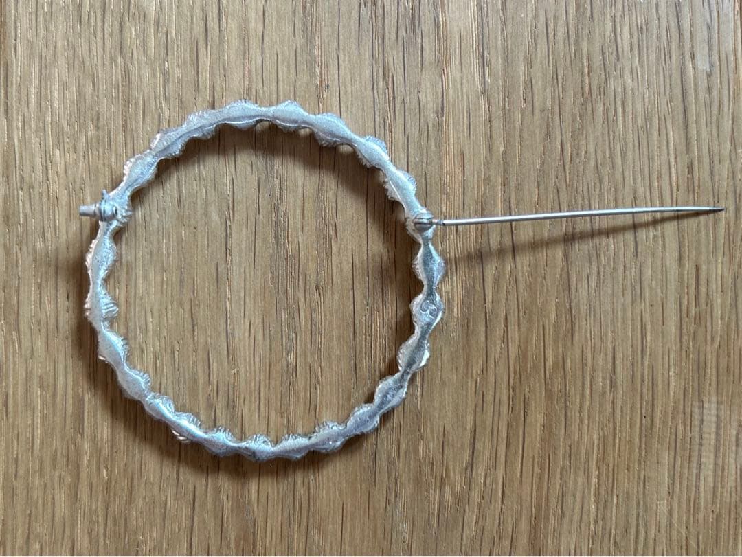 正規品 ミナペルホネンtambourine 真鍮ブローチ silver - メルカリ