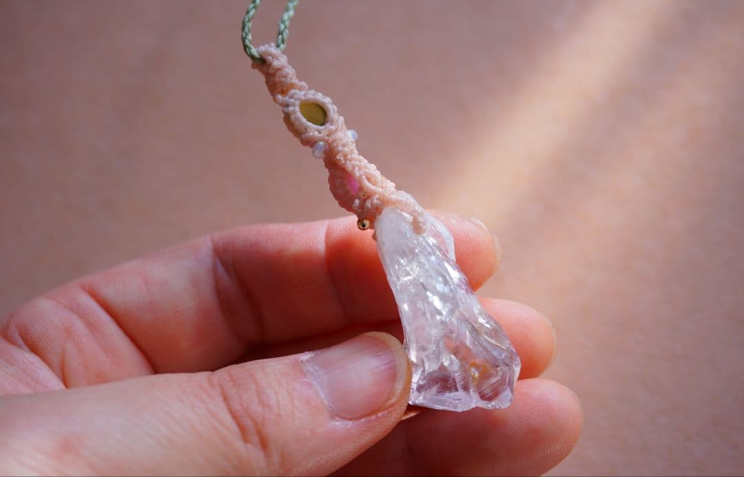 《春の妖精》ピンクアメジスト原石　ペリドット　ルビー　マクラメ　ネックレス