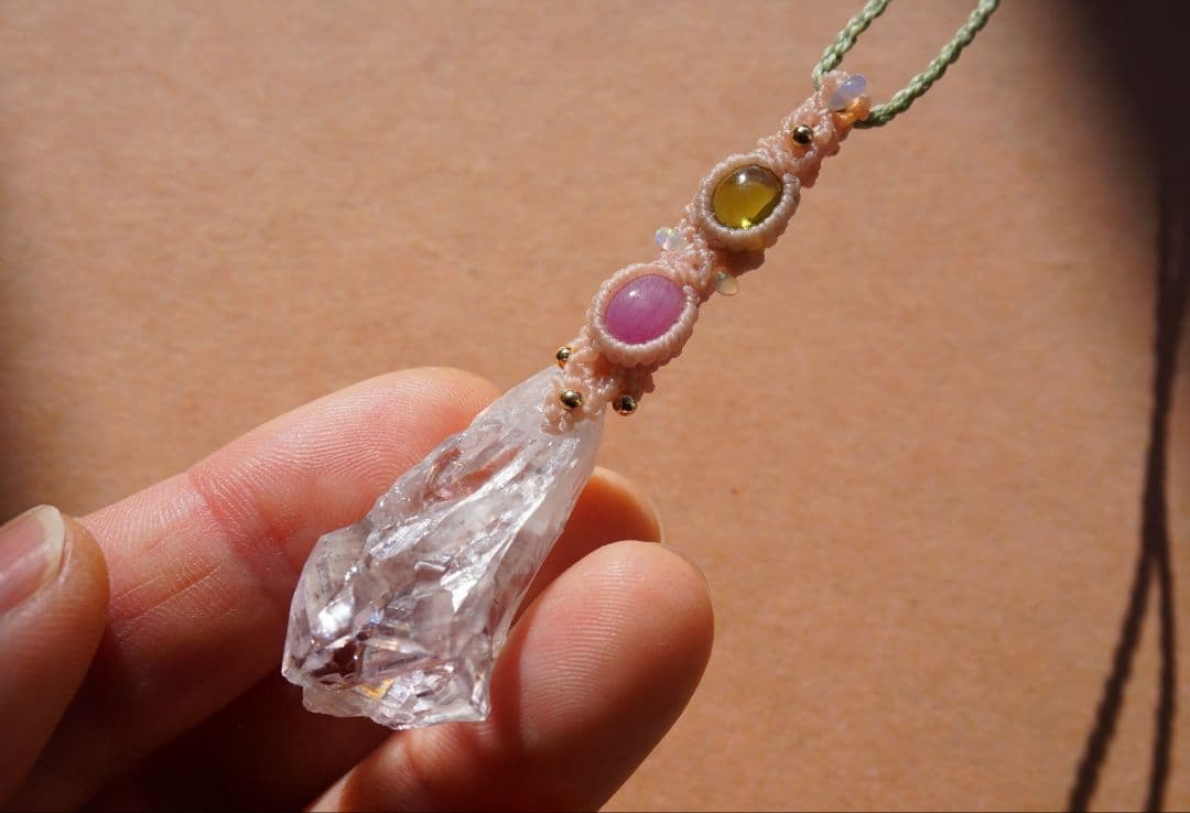 《春の妖精》ピンクアメジスト原石　ペリドット　ルビー　マクラメ　ネックレス