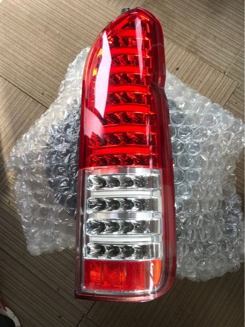 ハイエースLEDテールランプ（右）