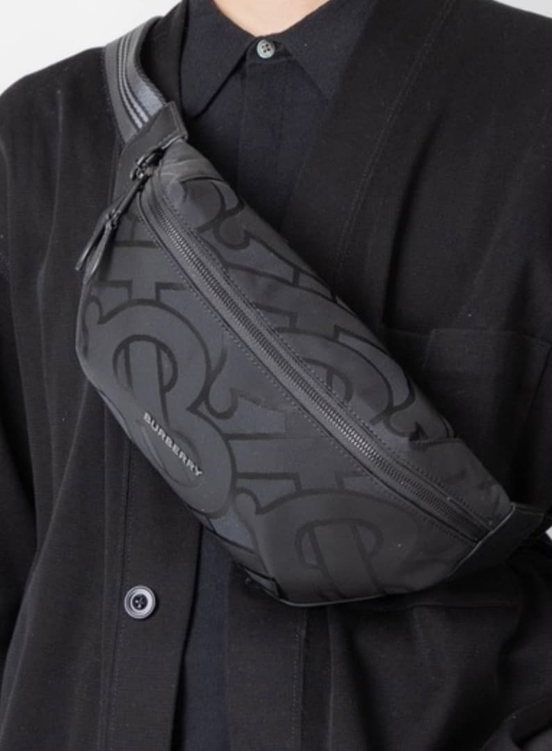 【ご購入者様確定商品】【新品未使用】BURBERRY TBモノグラムボディバッグ