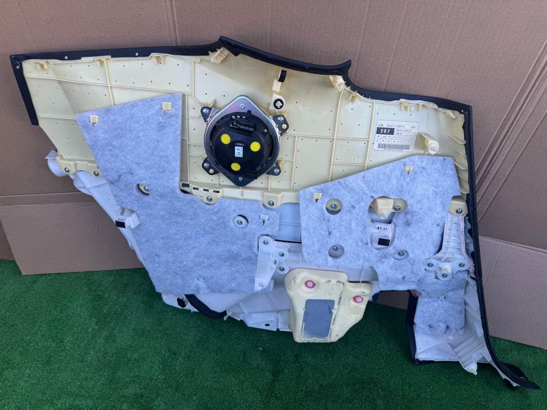 トヨタ　レクサス　lc500 lc500hクーペ　リアクォータートリムパネル