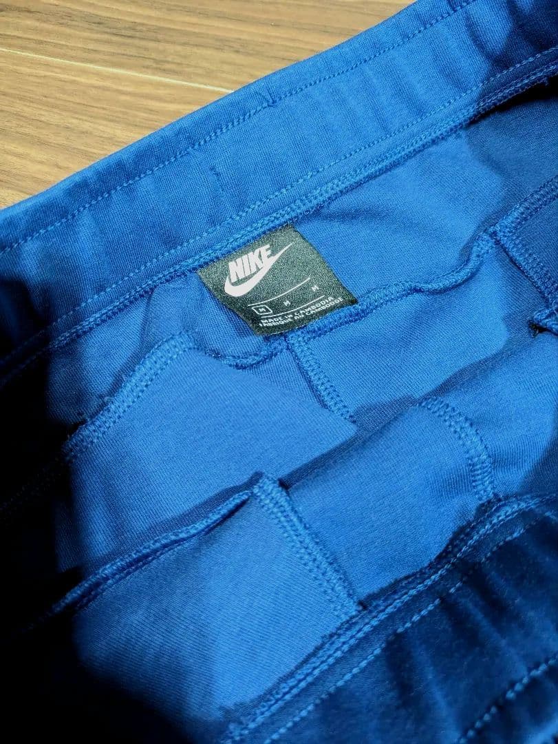 ナイキ　テックフリース　バルセロナ