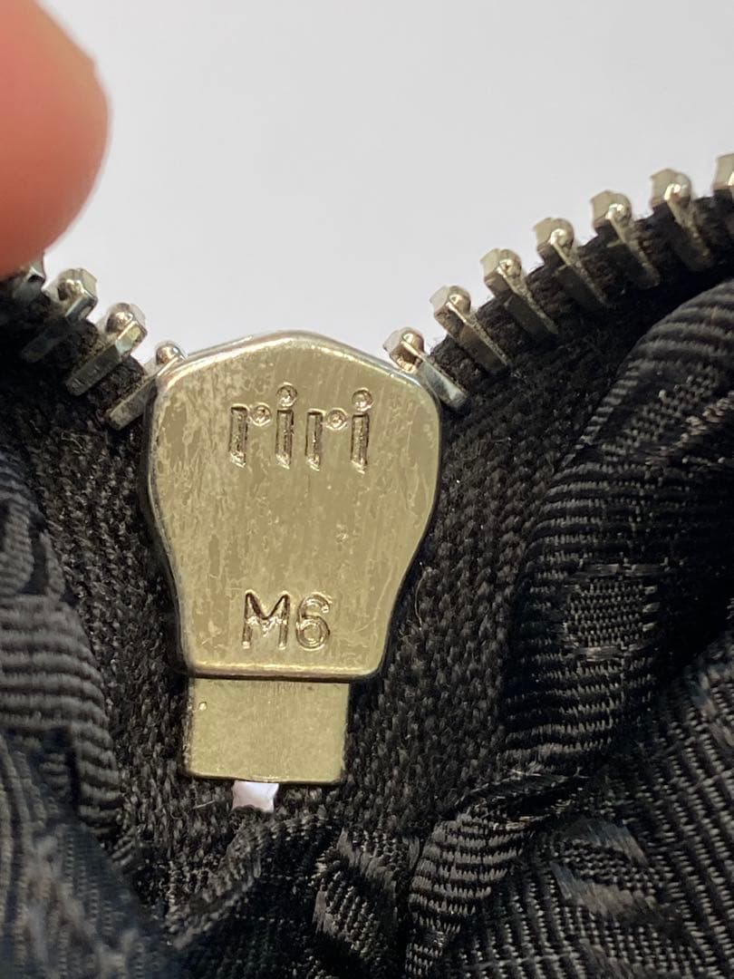 PRADA RE-NYLON ブラックミニポーチ　トライアングルロゴ