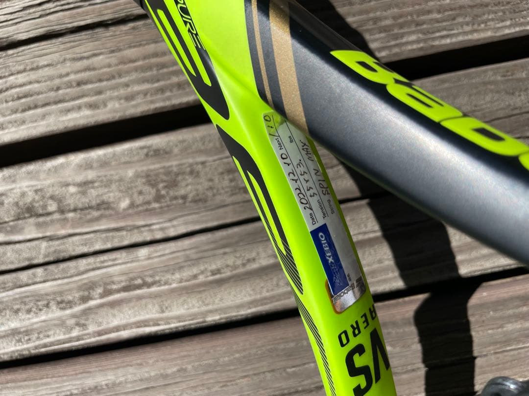 バボラ　ピュアアエロ　VS テニスラケット