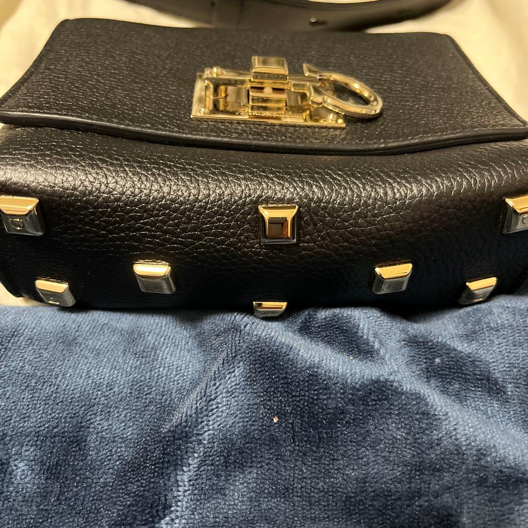 Salvatore Ferragamo ブラックレザーショルダーバッグ