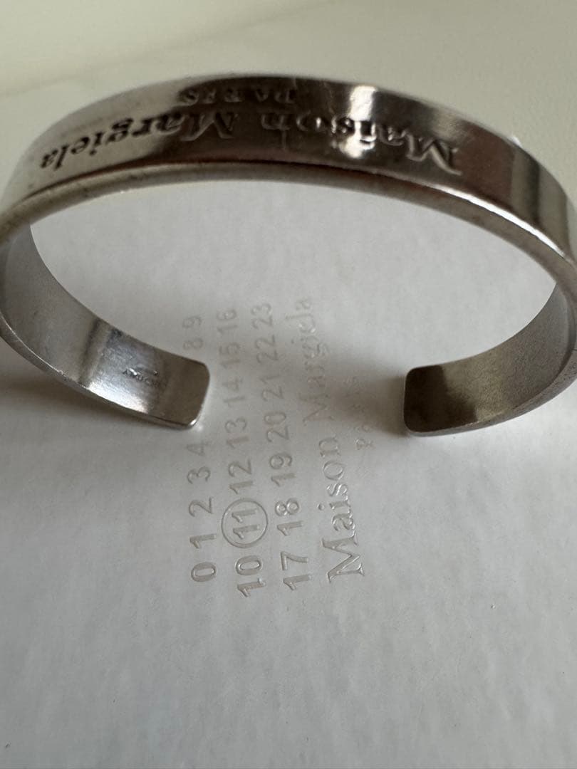 Maison Margielaロゴシルバーバングル SM1UY0052
