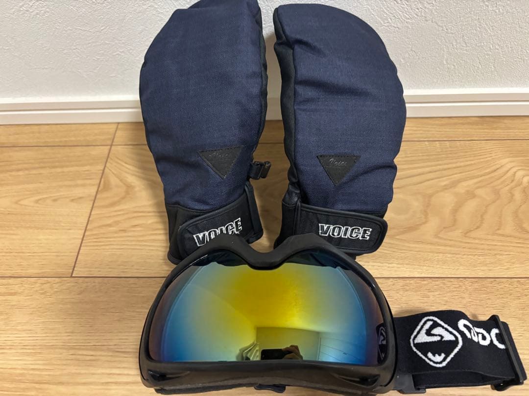 スノーボードウェア、ゴーグル、手袋