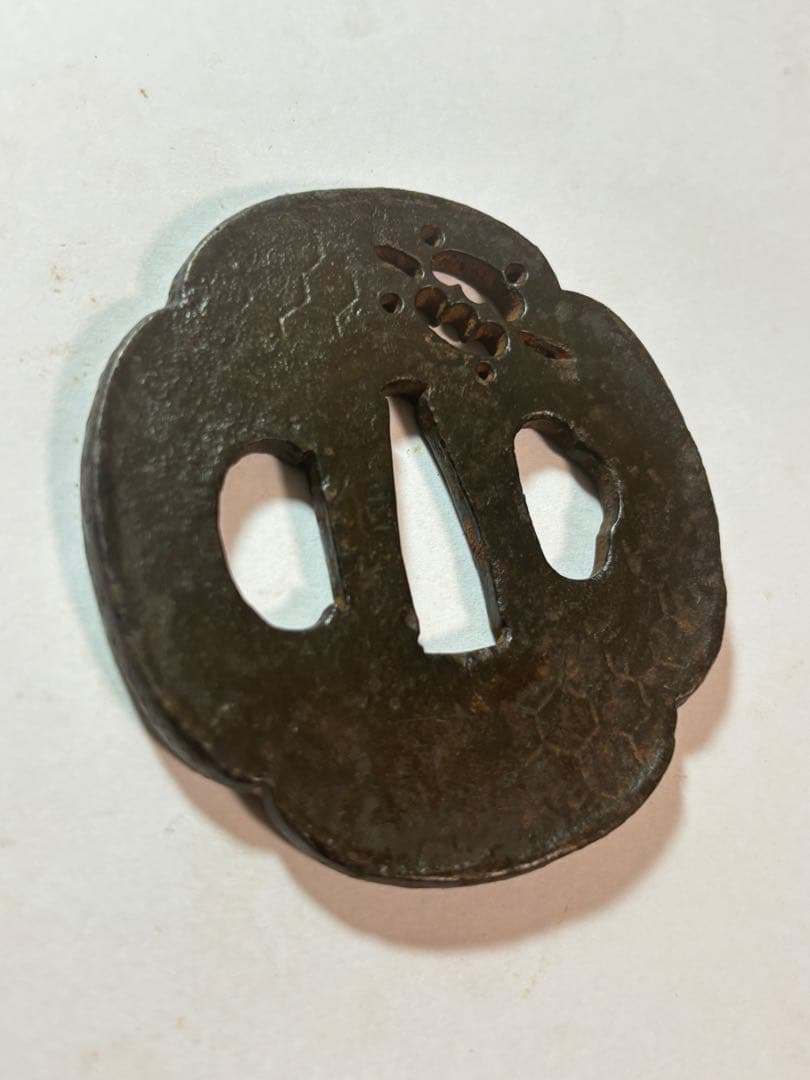 鐔鍔つば　信家　在銘　可愛い　亀透かし　カメ　鉄地　江戸時代