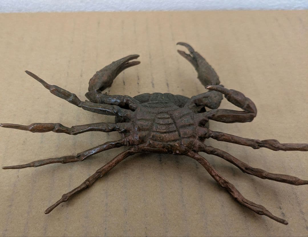 銅製工芸置物.細密彫刻 蟹.ムカデ.蝉　　岩.台付き