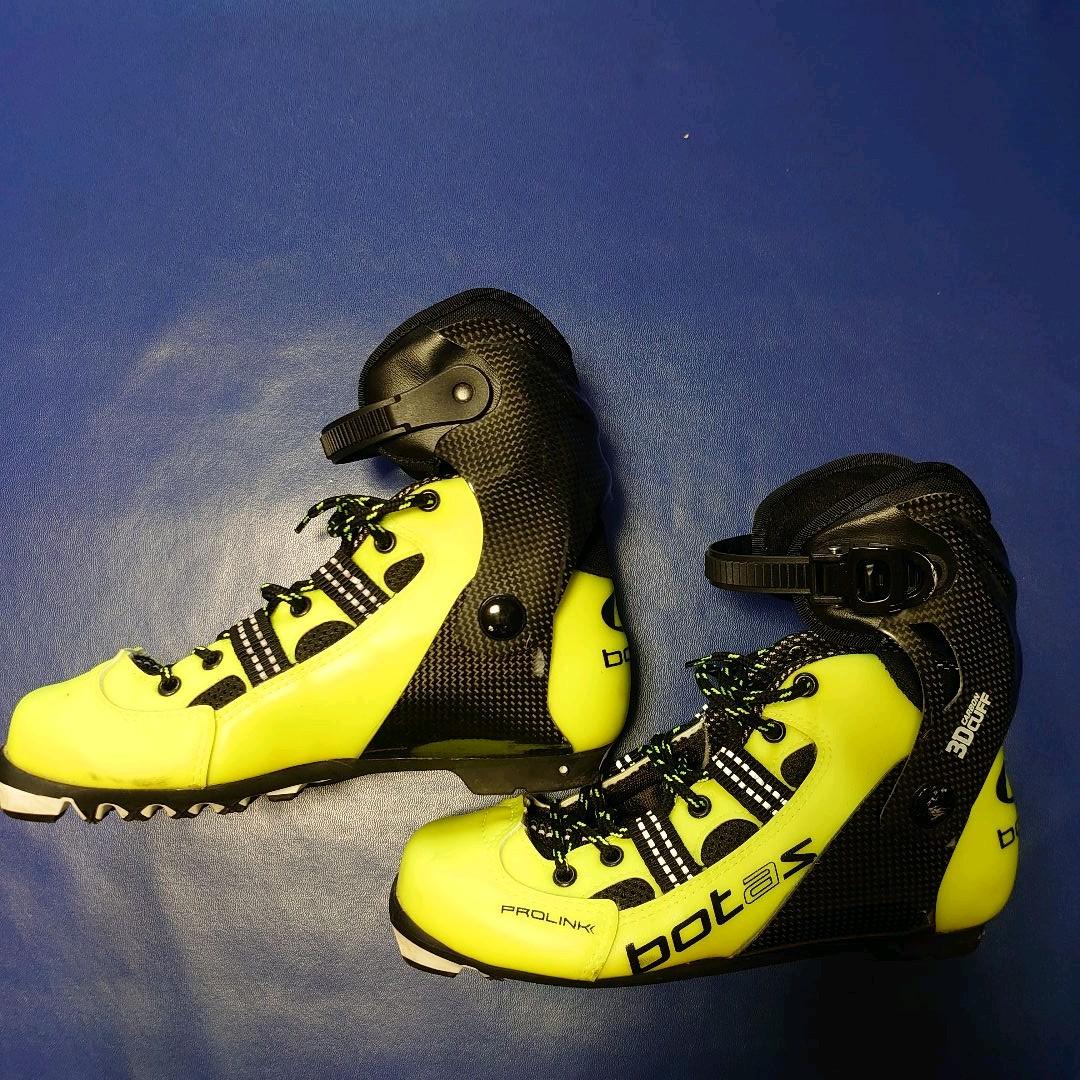 日本未販売　NNN BOTAS カーボンローラースキーブーツ　EU38