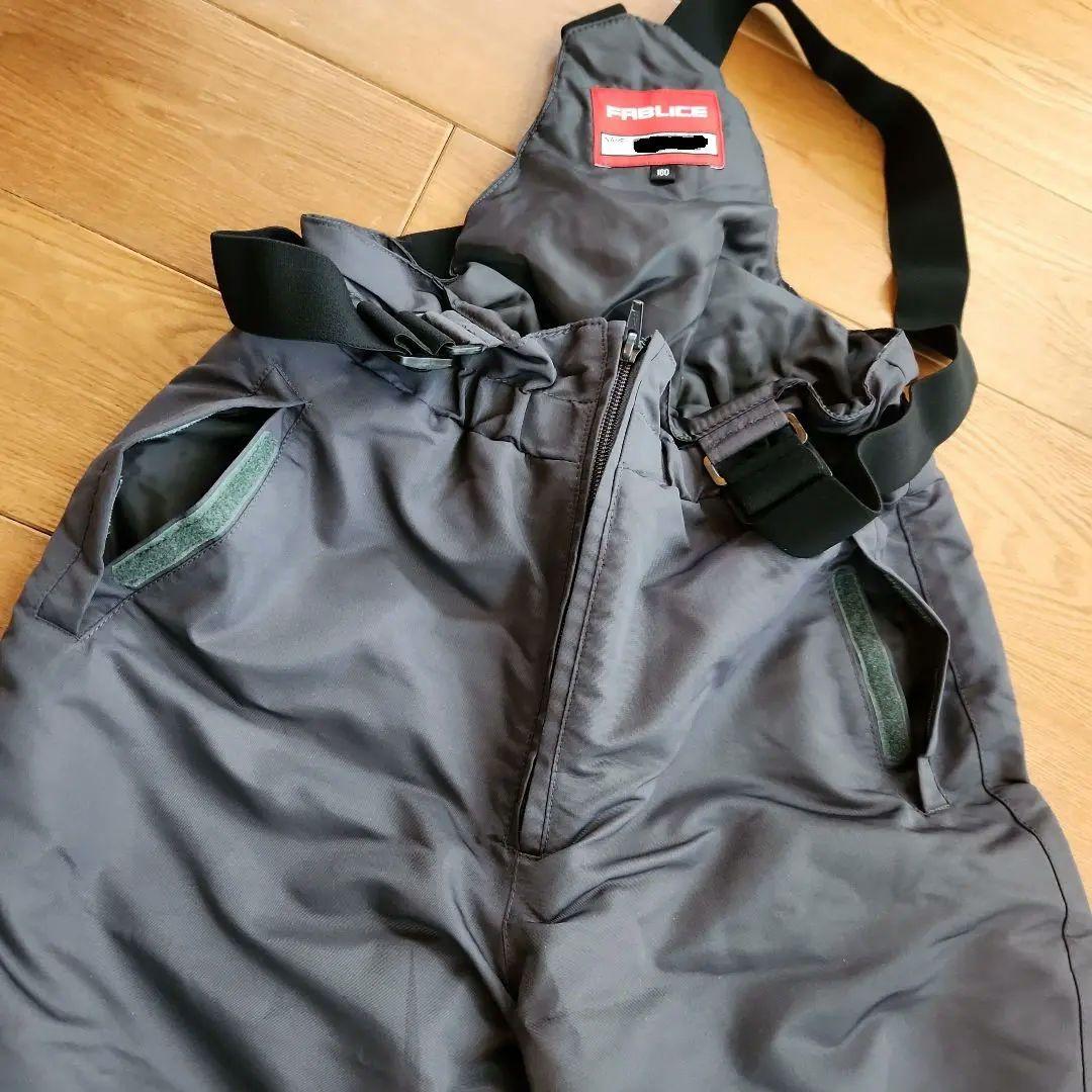 スキーウエア　上・kissmarkメンズS、下・FABLICE160、ニット帽付