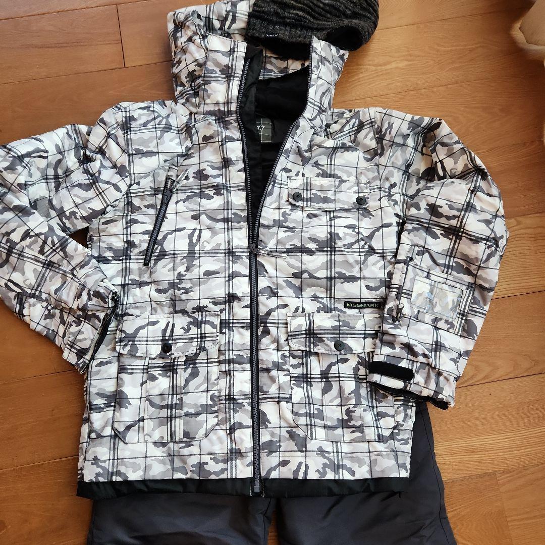 スキーウエア　上・kissmarkメンズS、下・FABLICE160、ニット帽付