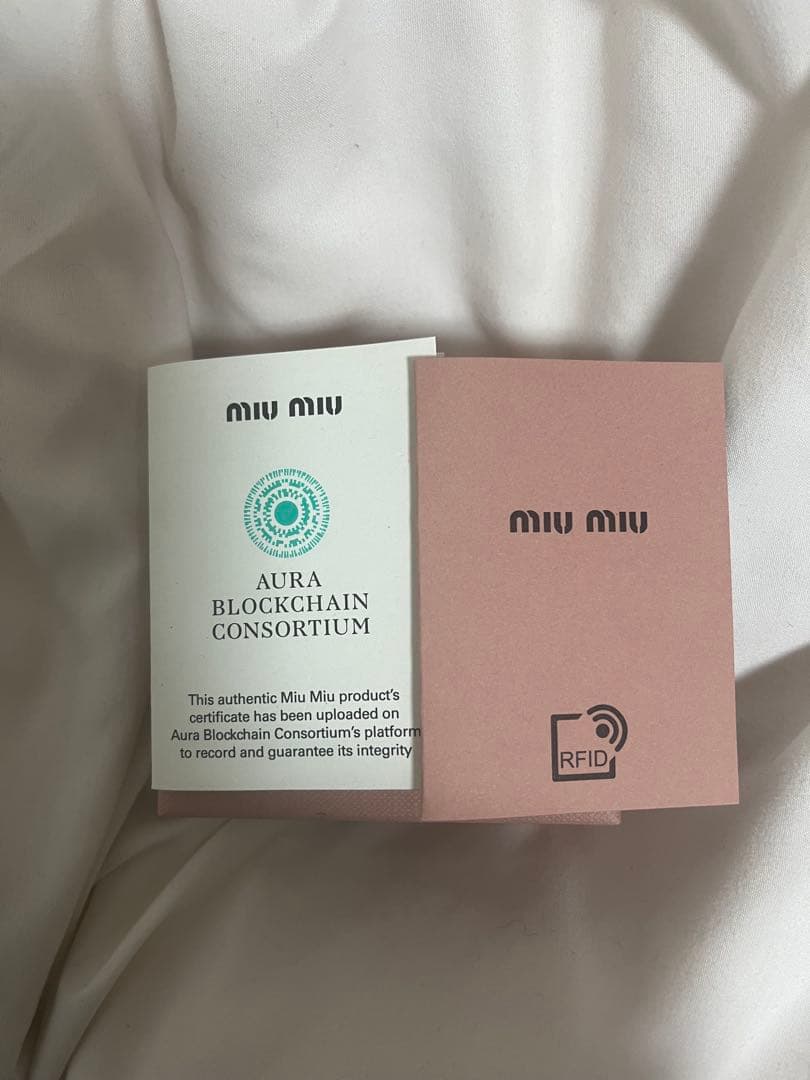 miu miu ロゴ入りヘアピン グレー