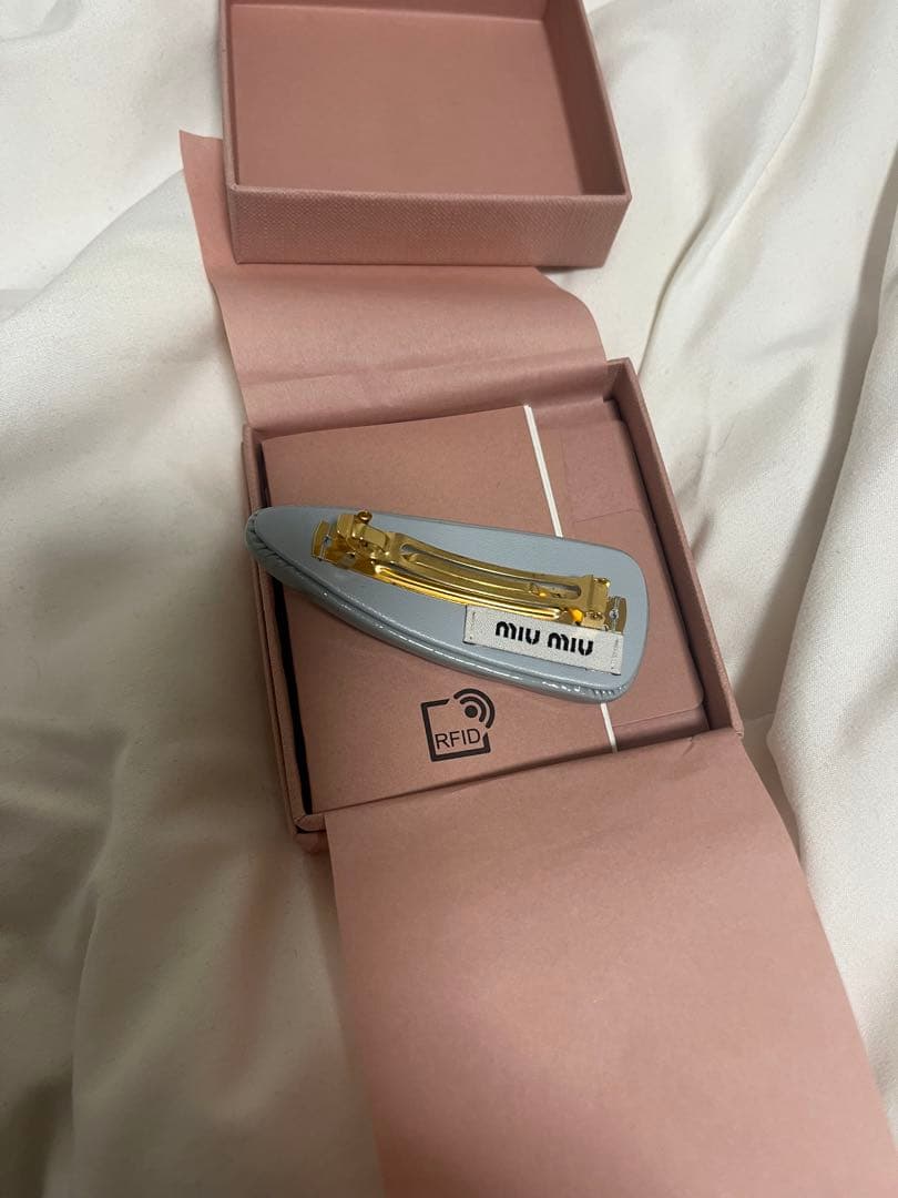 miu miu ロゴ入りヘアピン グレー