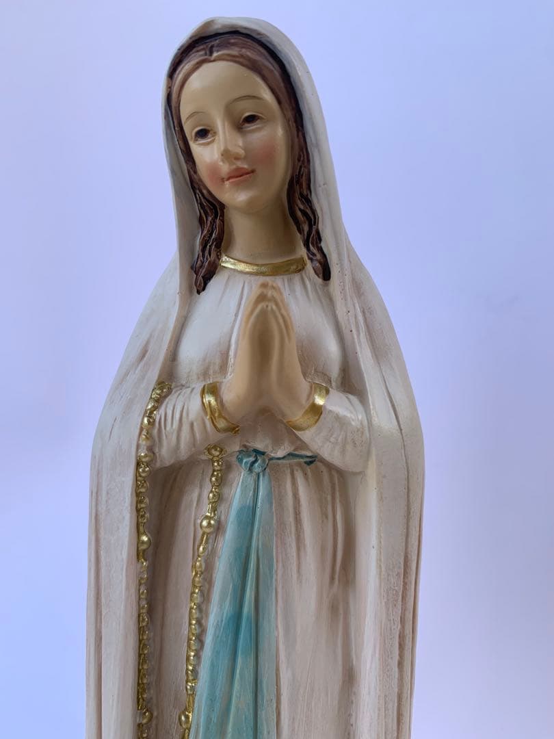 ルルドの聖母マリアを象った樹脂製の像です。美しい装飾と握りしめた手が特徴です。