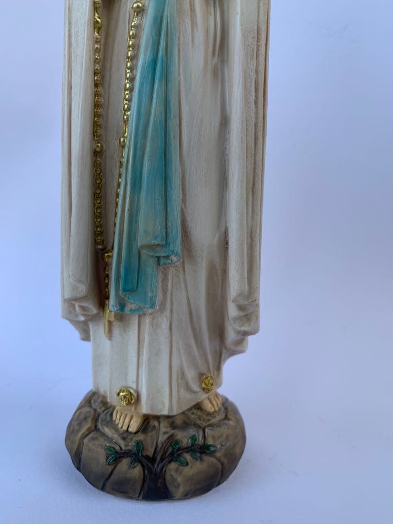 ルルドの聖母マリアを象った樹脂製の像です。美しい装飾と握りしめた手が特徴です。