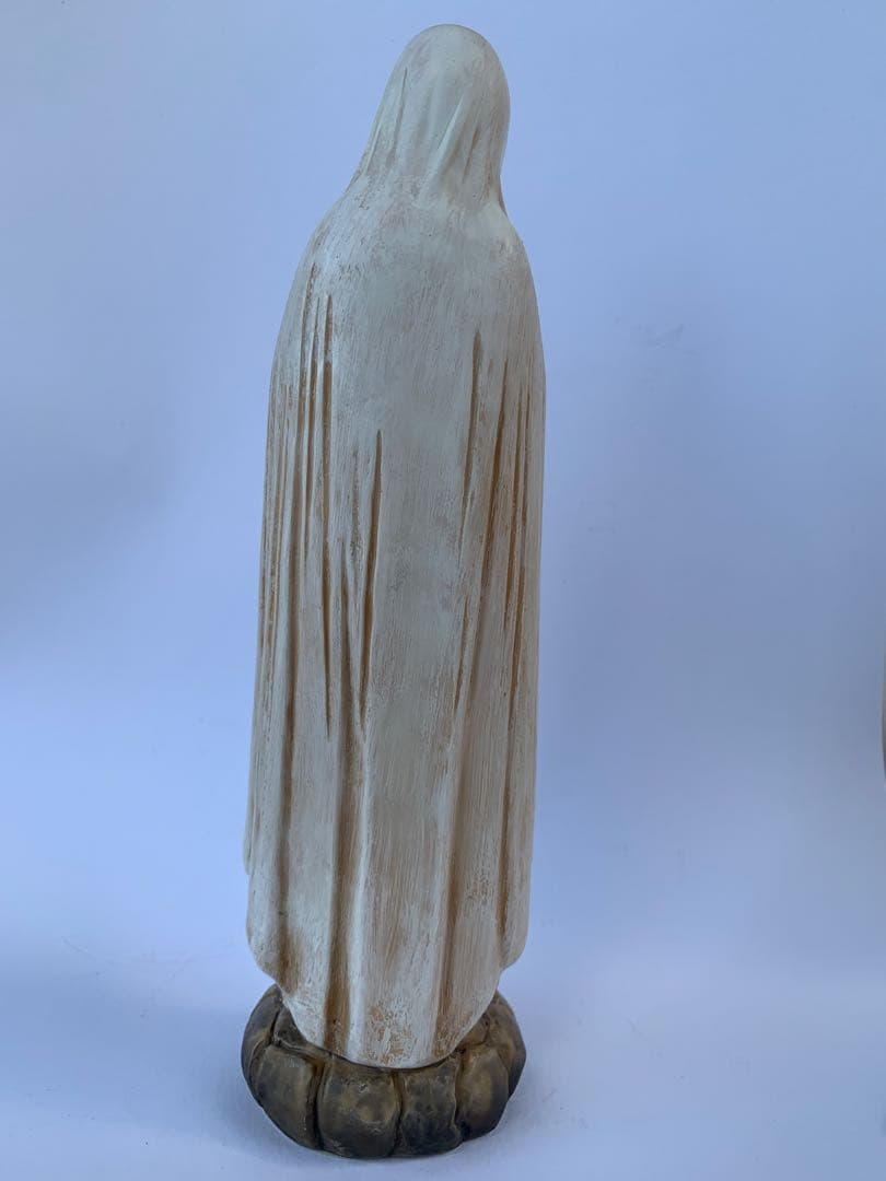 ルルドの聖母マリアを象った樹脂製の像です。美しい装飾と握りしめた手が特徴です。