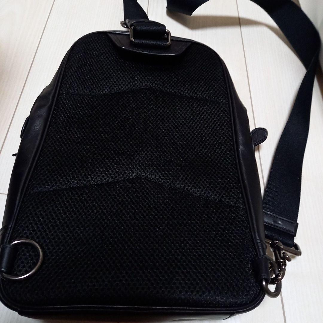 COACH ブラック レザーボディバッグ