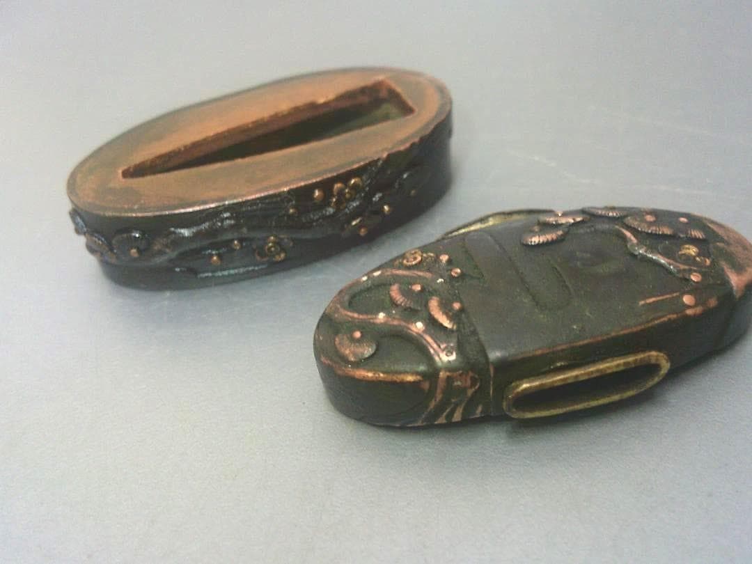 利用！【刀装具部品 縁頭 松木葉文細工 赤銅 小道具・N5