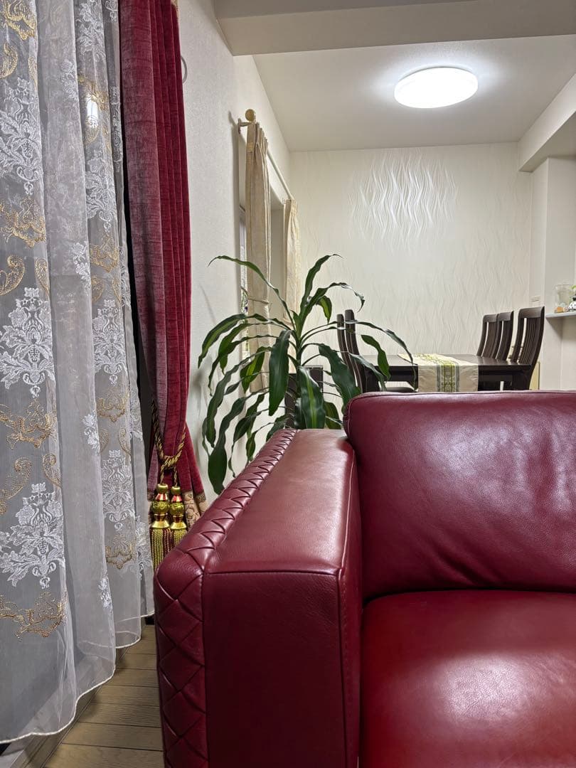 おしゃれでモダンなワイン色赤い総革レザー3人掛けソファ