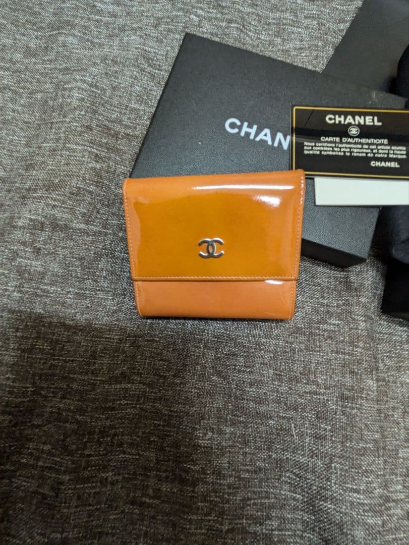 最終お値下げ！【CHANEL】 三つ折り財布 シルバーロゴ　オレンジ　エナメル