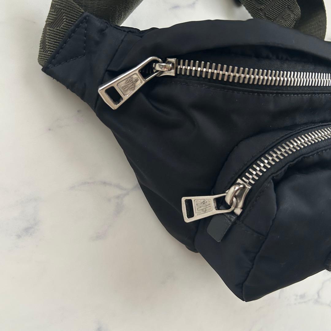 モンクレール ウエストポーチ ボディバッグ 2021年モデル カーキ ビッグロゴ