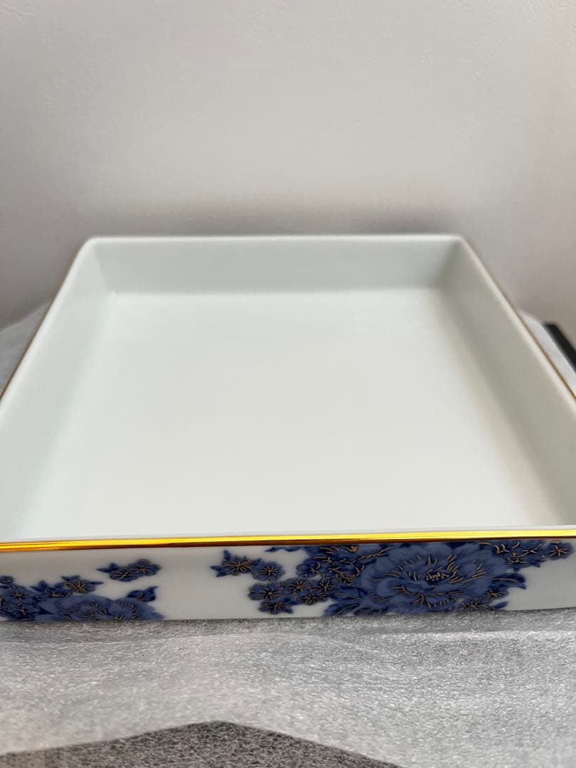 青い花柄の茶器