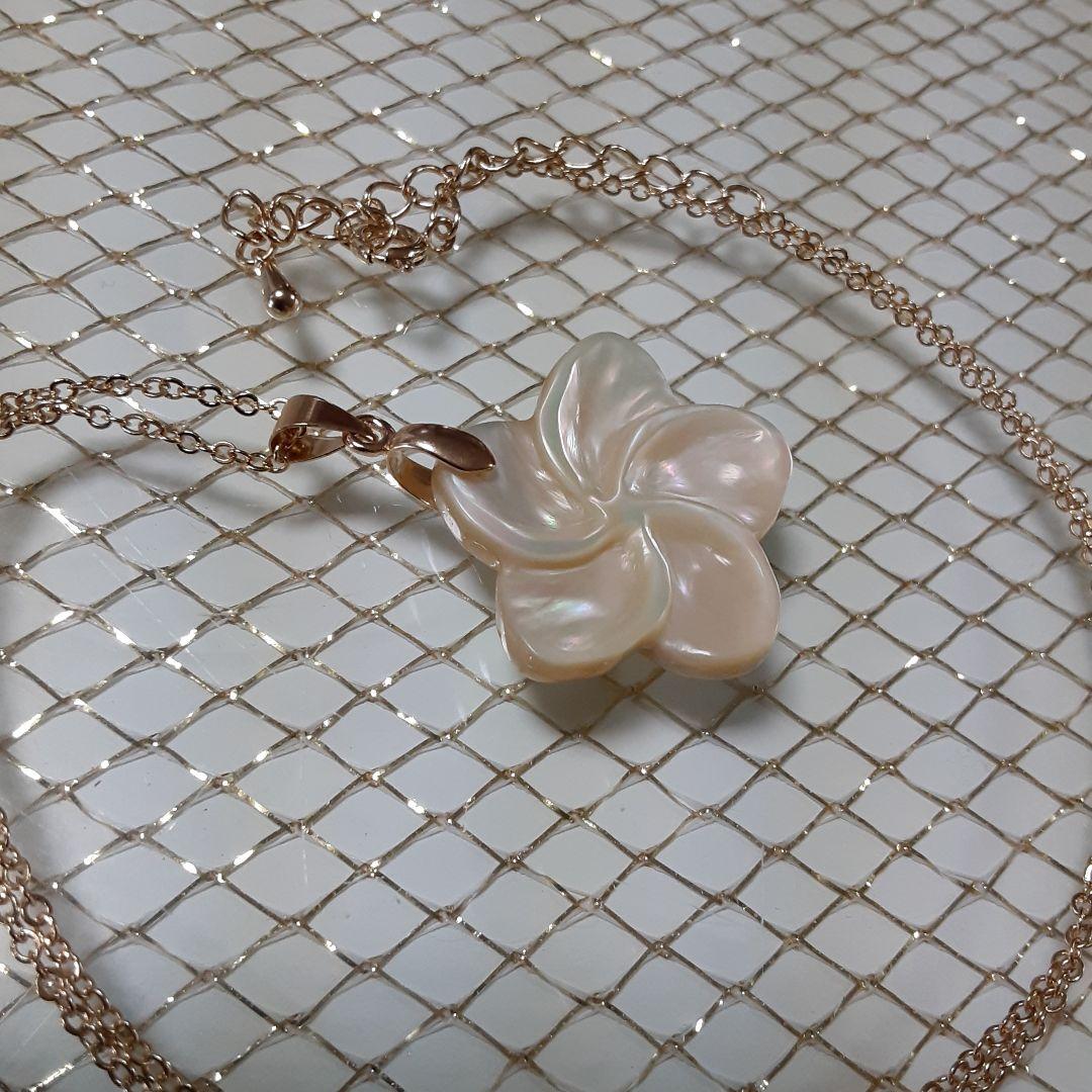 夜光貝　(雪桜様。お取引き中)　『月にウサギ:プルメリア:イルカ』ペンダント。