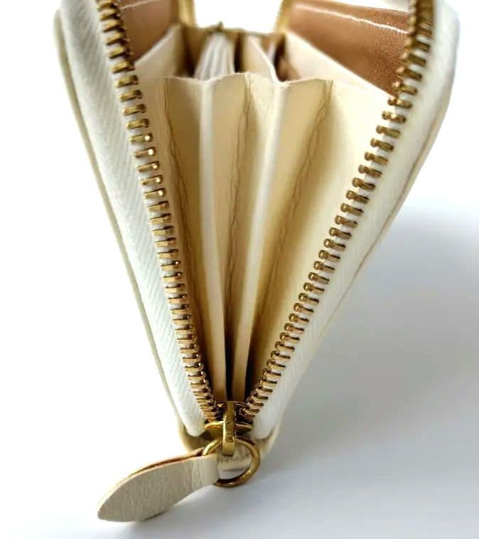 ★未使用★ イルビゾンテ アイボリー 長財布 ジッパー式