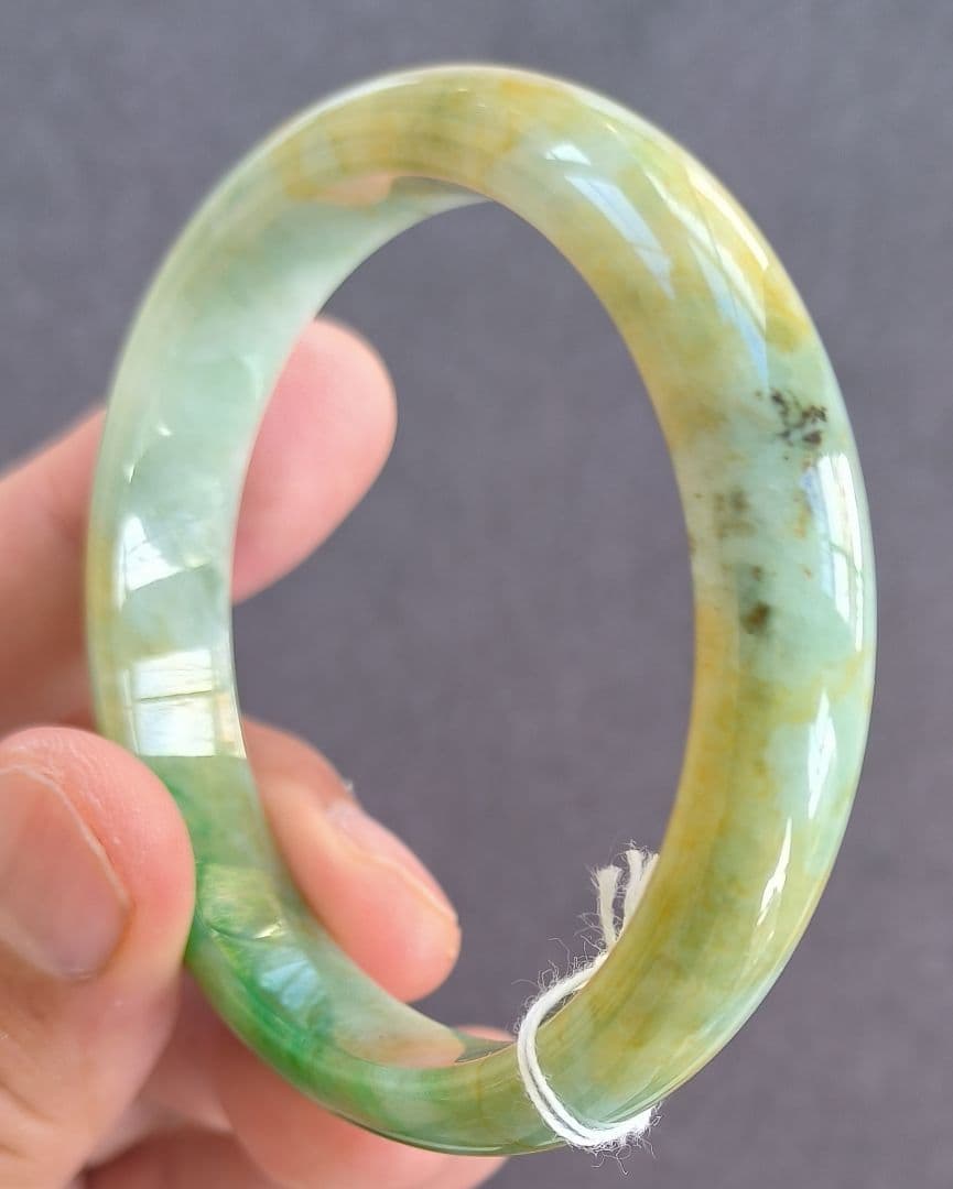 あかおかずき【日本鑑別書付】ミャンマー産本翡翠のバングル（内径56〜57）