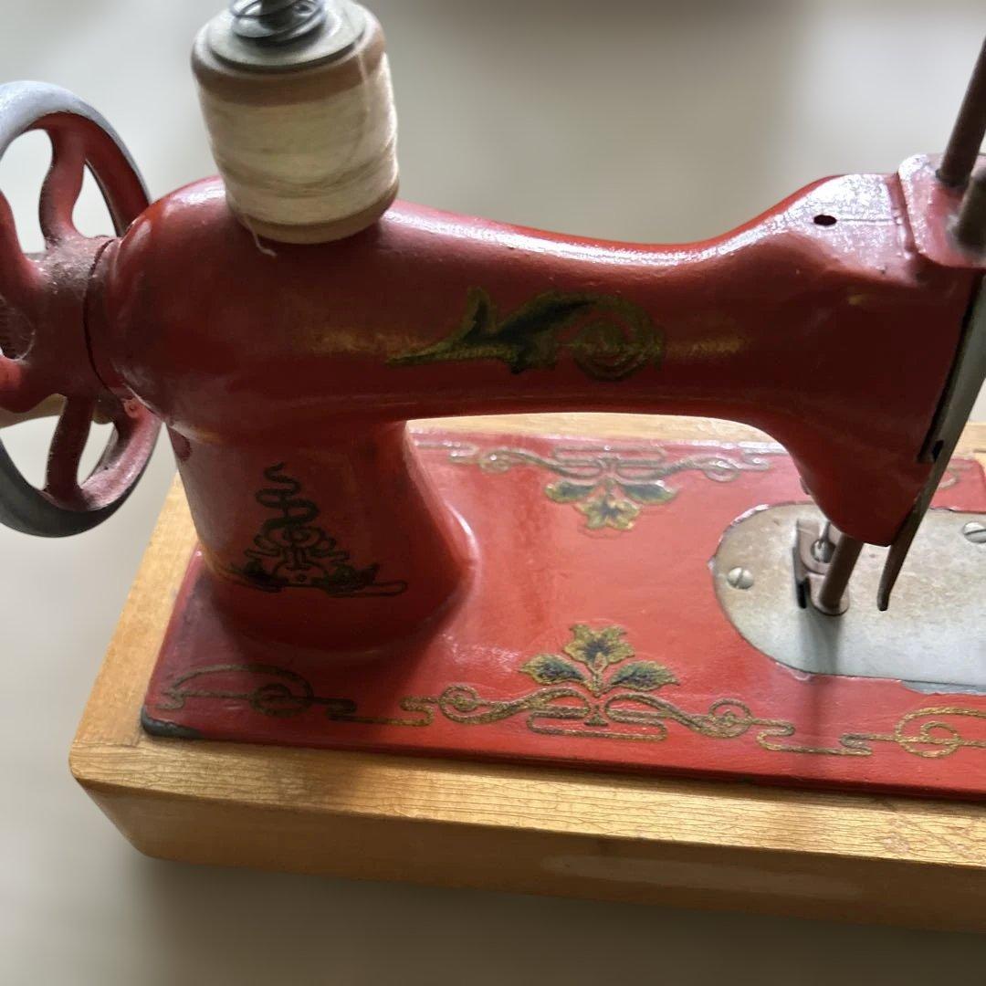 アンティーク 赤い手動ミシン
