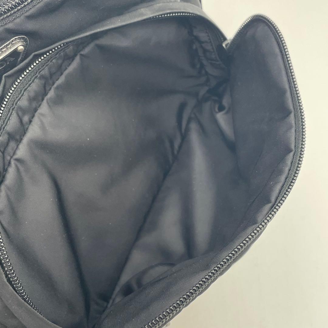 PRADA プラダ　ボディーバッグ　クロスボディー　三角ロゴ