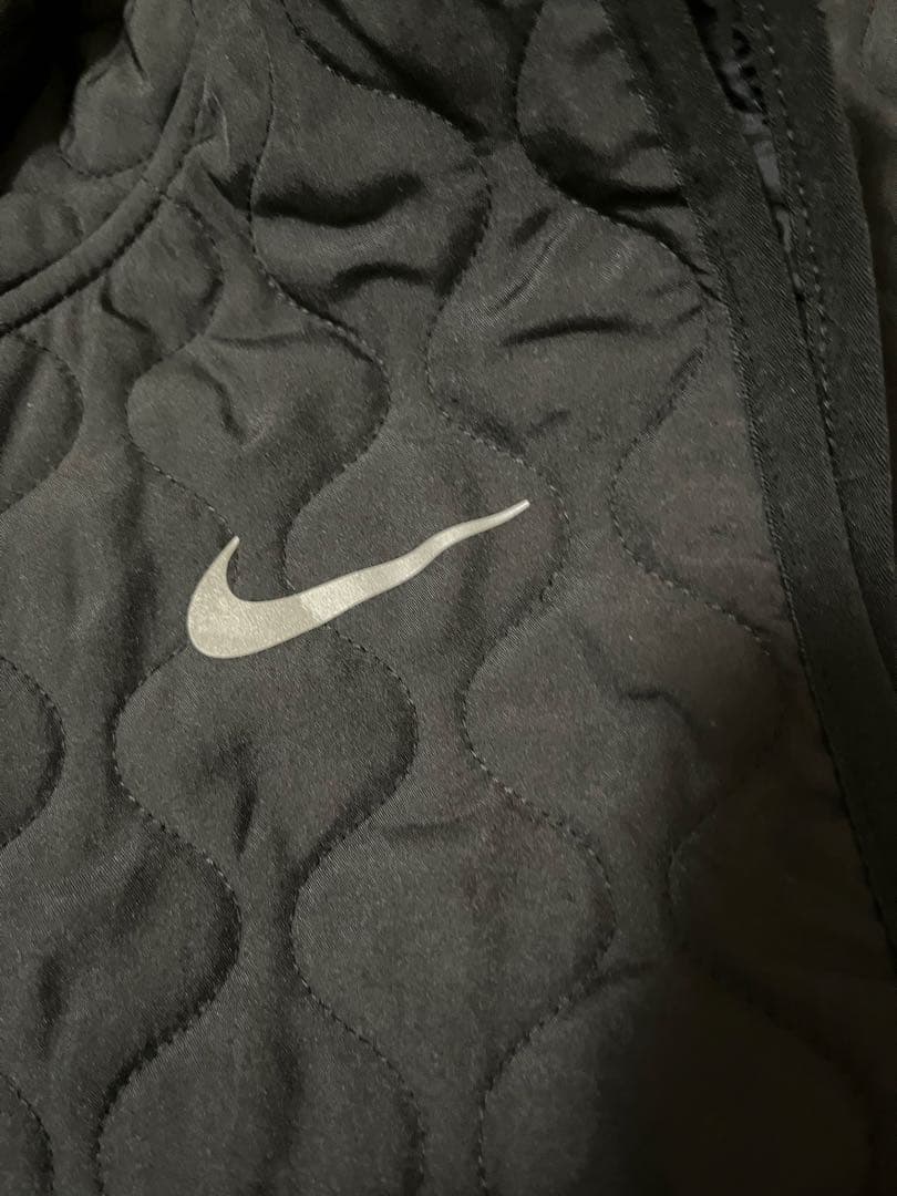 未使用に近い中古美品！黒NIKE Aerolayerベスト レディースM 未使用に