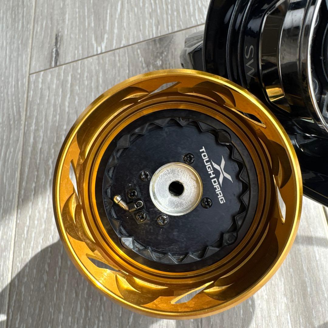 19STELLA SW 8000hgスピニングリール ブラック/ゴールド