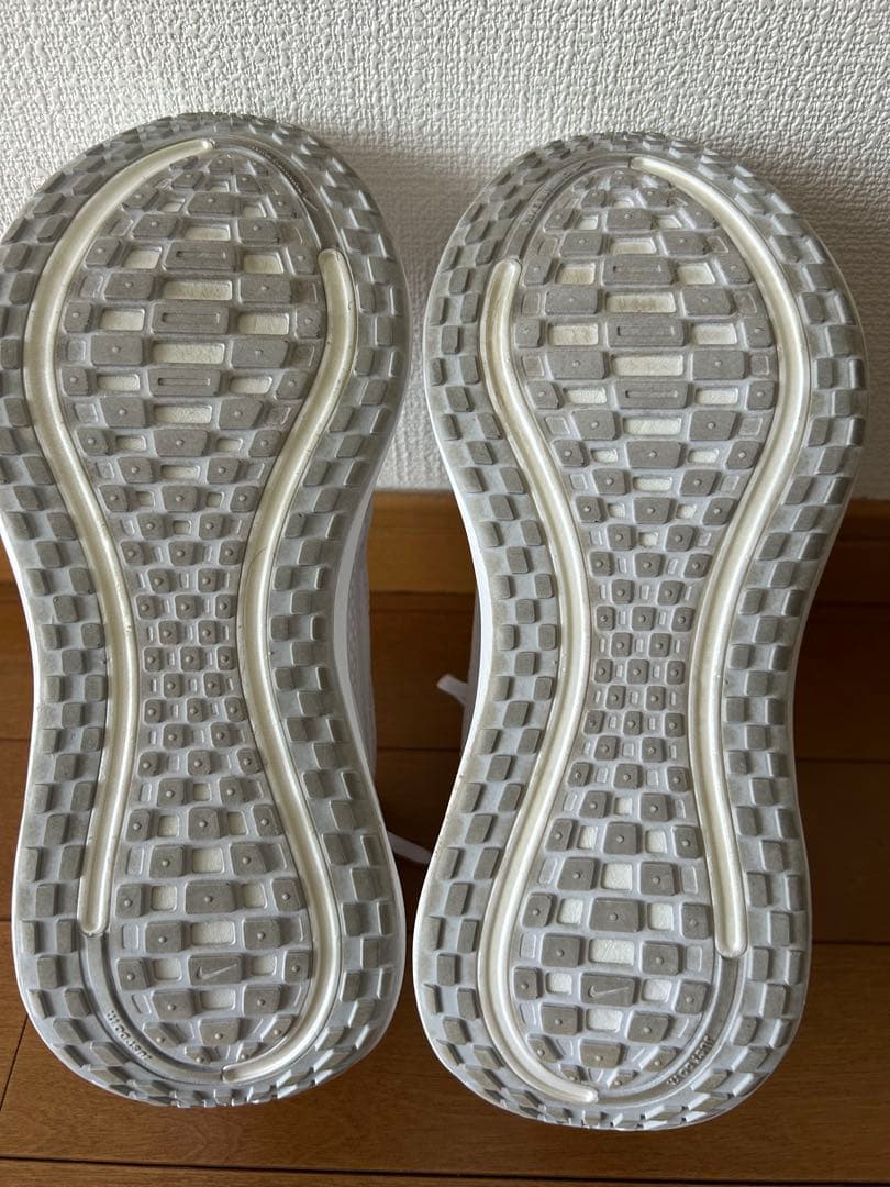 ナイキ　ボメロプラス　25.5cm