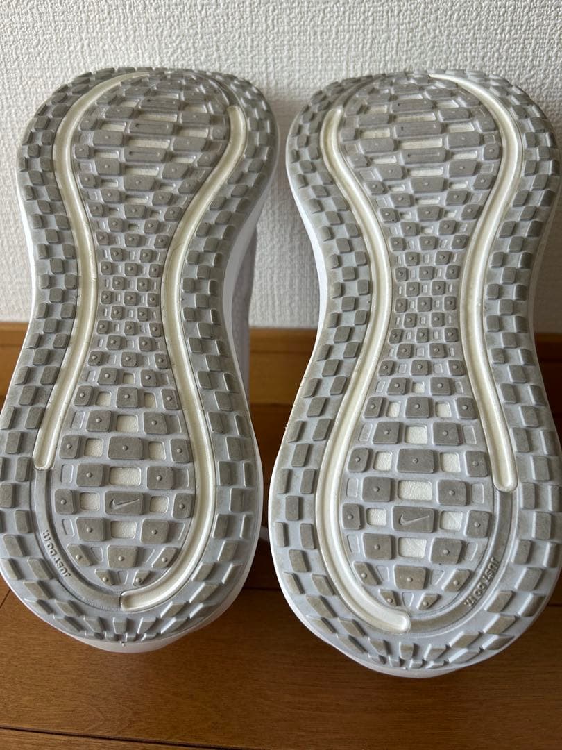 ナイキ　ボメロプラス　25.5cm