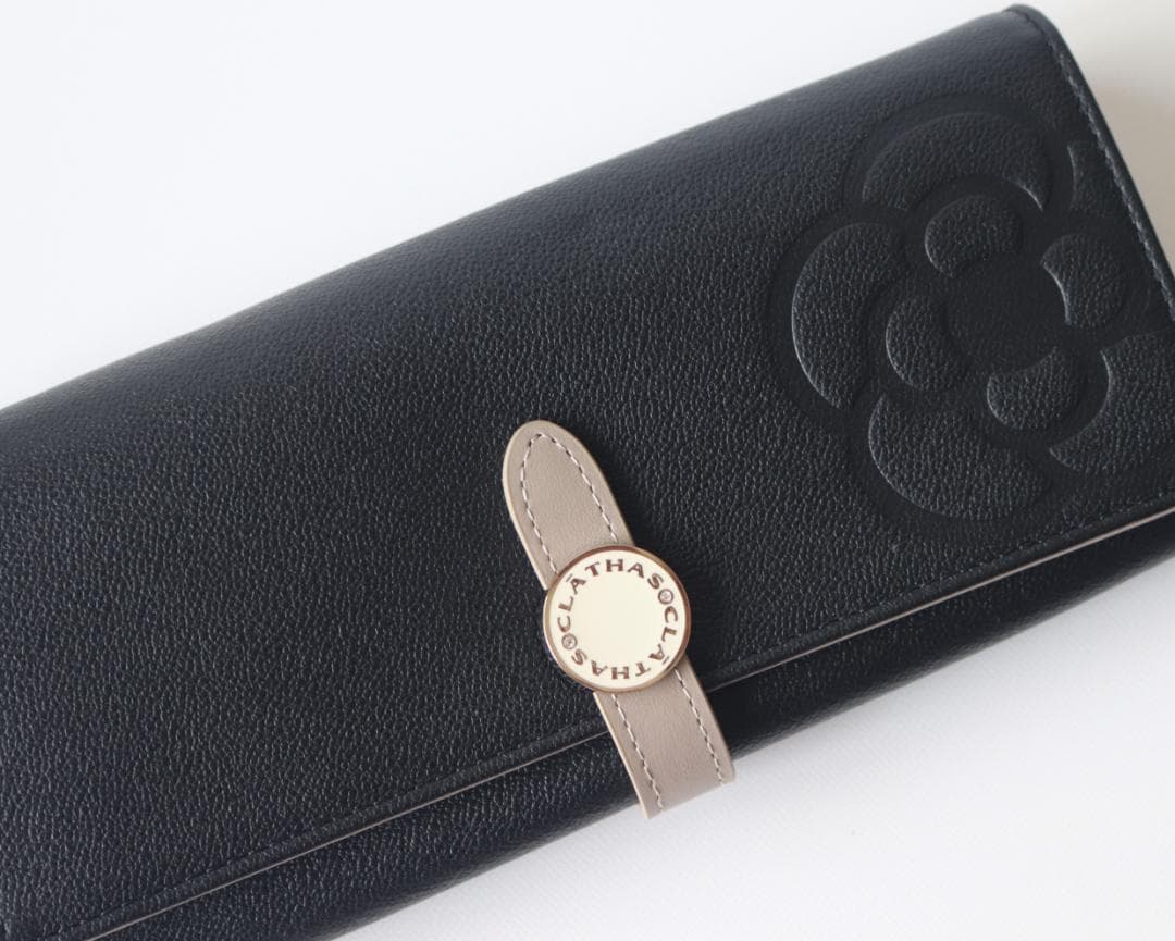 新品タグ付き【クレイサス】ブラン カメリア型押し フラップ長財布 黒