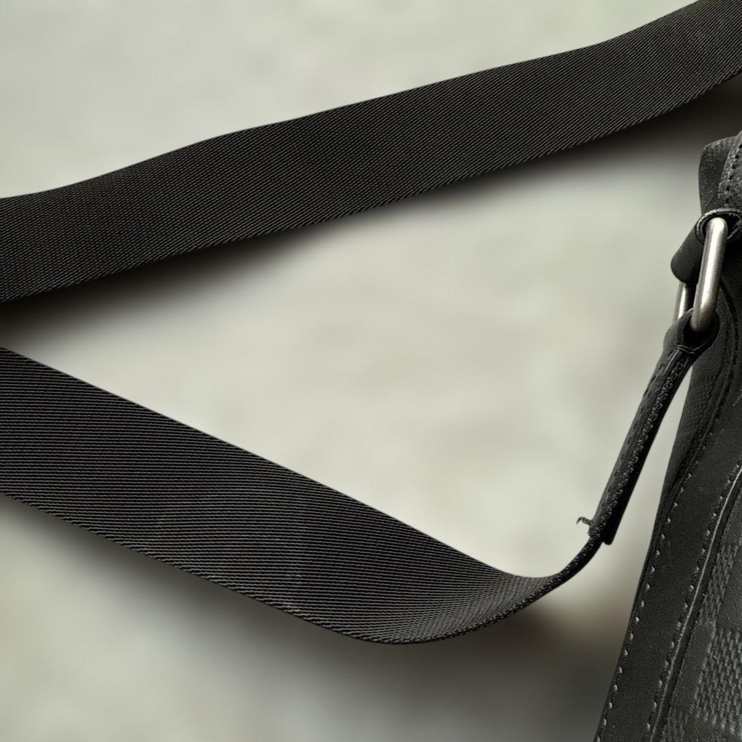 ブラックレザーショルダーバッグ ダミエ