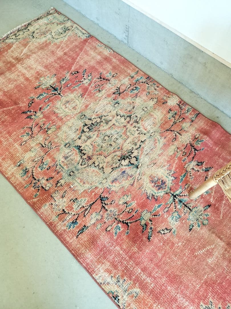 シャビーな朱赤のヴィンテージトルコラグ　メダリオン　No.737