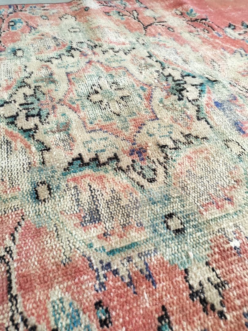 シャビーな朱赤のヴィンテージトルコラグ　メダリオン　No.737