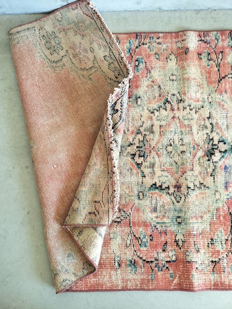 シャビーな朱赤のヴィンテージトルコラグ　メダリオン　No.737