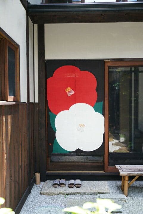 京都洛柿庵 手描きろうけつ染めのれん 紅白椿 手染め 迎春飾り