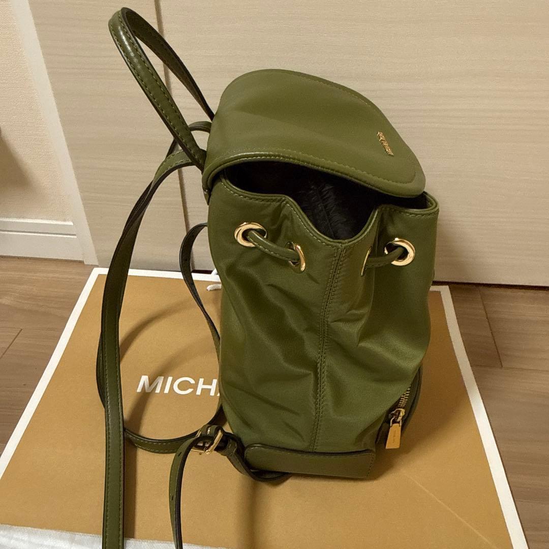 未使用に近いMICHAEL KORS オリーブグリーン バックパック