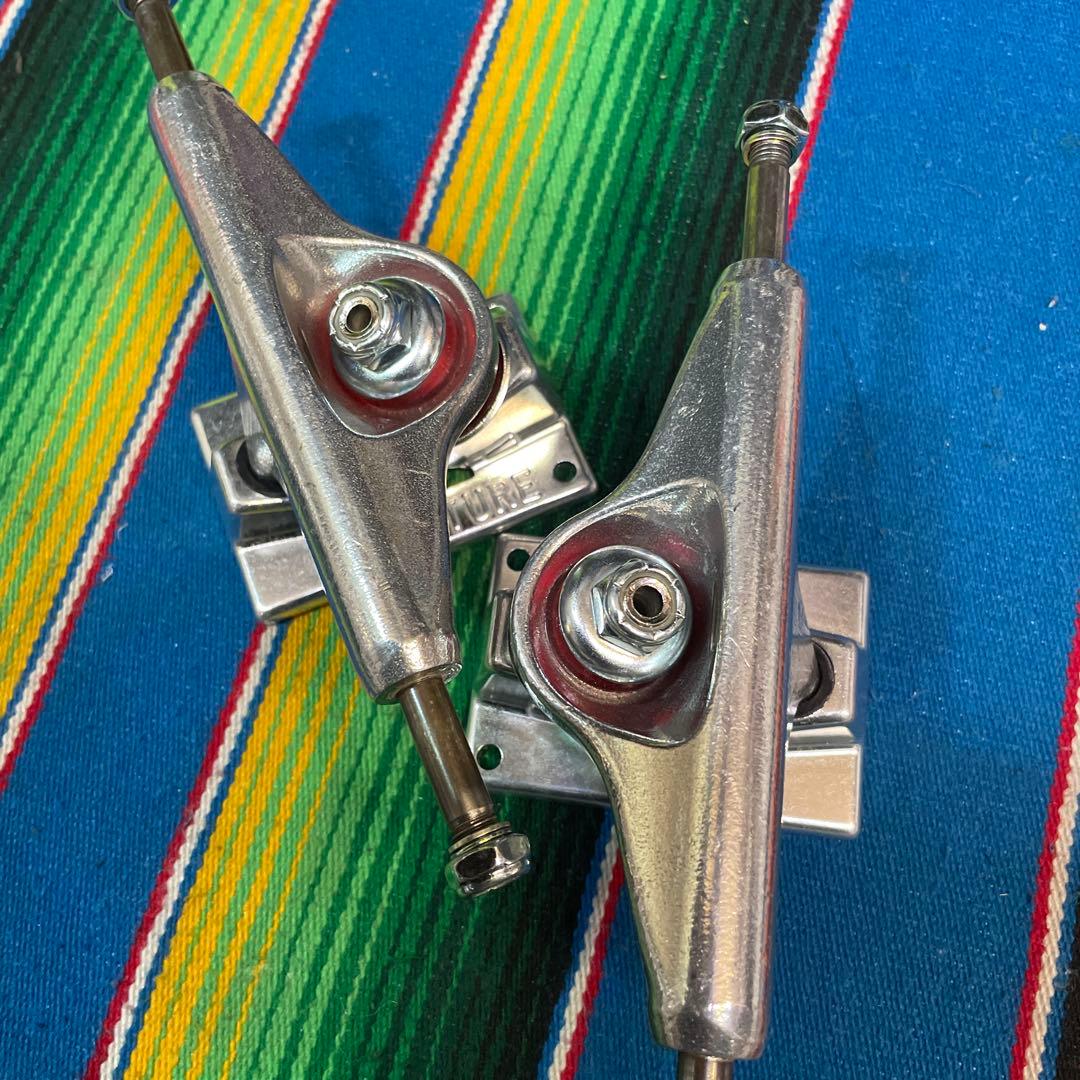 ベンチャートラック　スケボー　Vライト　5.0low