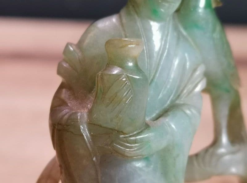 96ks6　翡翠彫 人物 鳥紋 唐木台付 置物