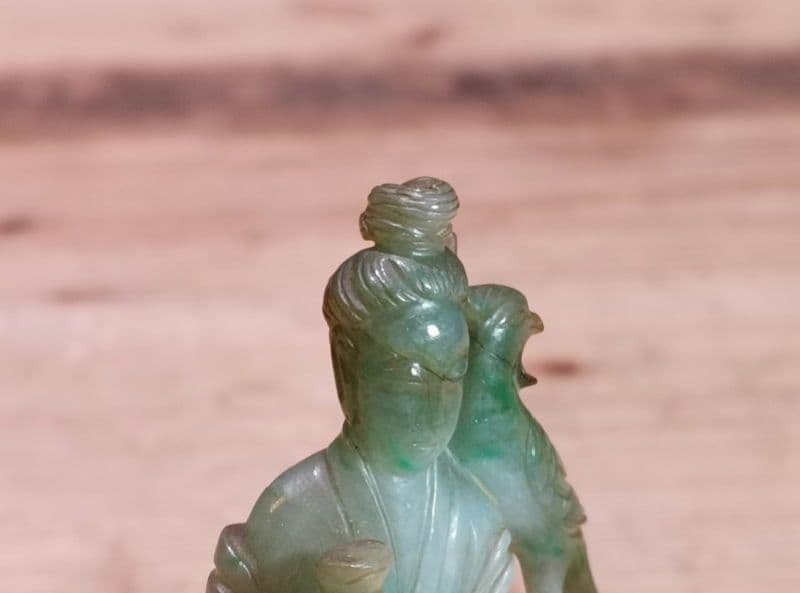 96ks6　翡翠彫 人物 鳥紋 唐木台付 置物
