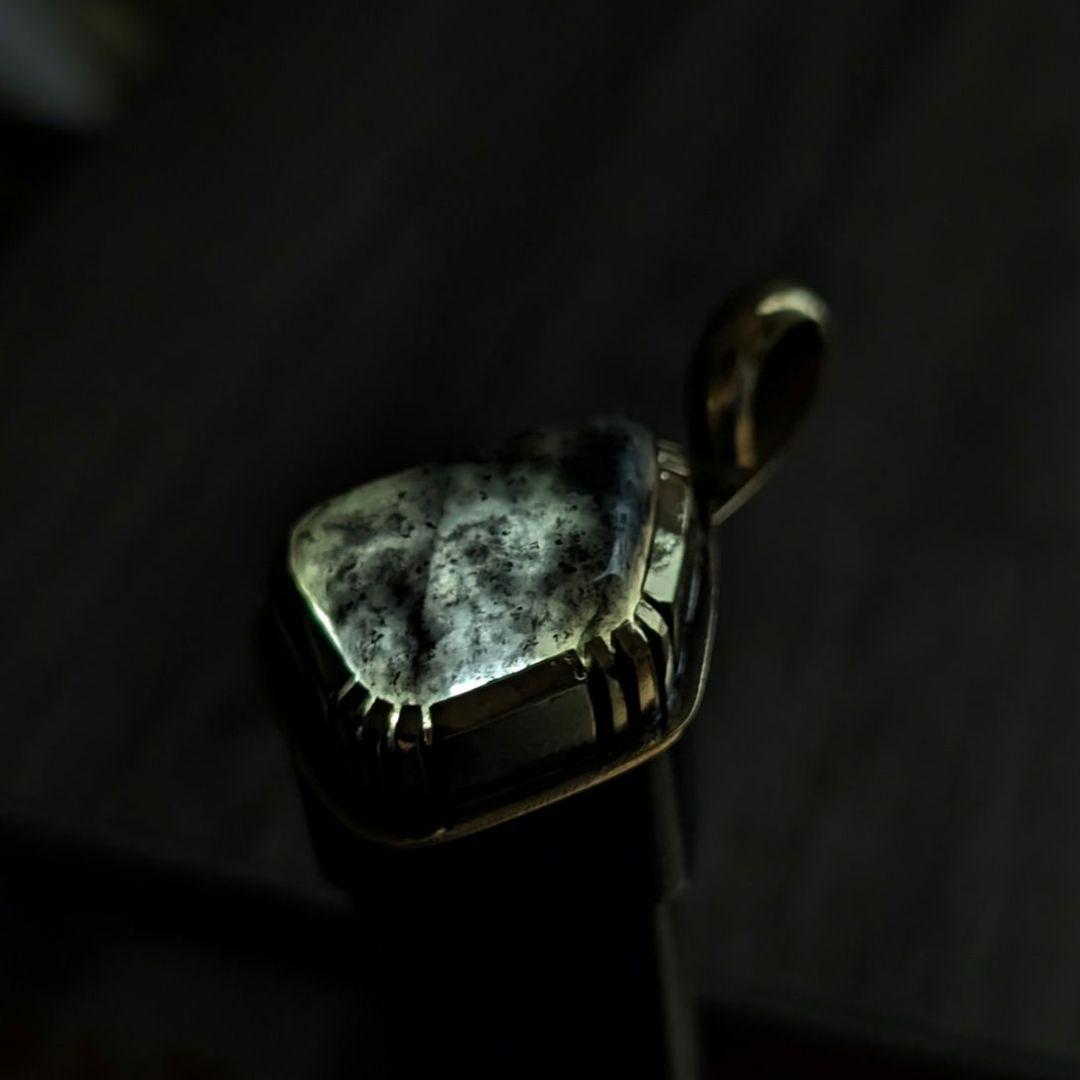 ハンドメイドの糸魚川黒翡翠トップ　インディアンジュエリー風