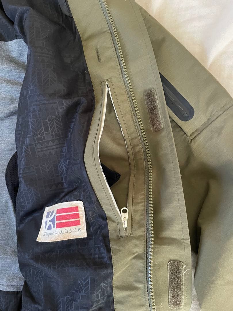 HOLDEN ホールデンスノーボードジャケット 大きめSサイズ